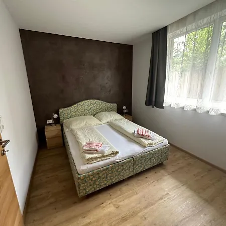 1 Gartenwohnung Apartman